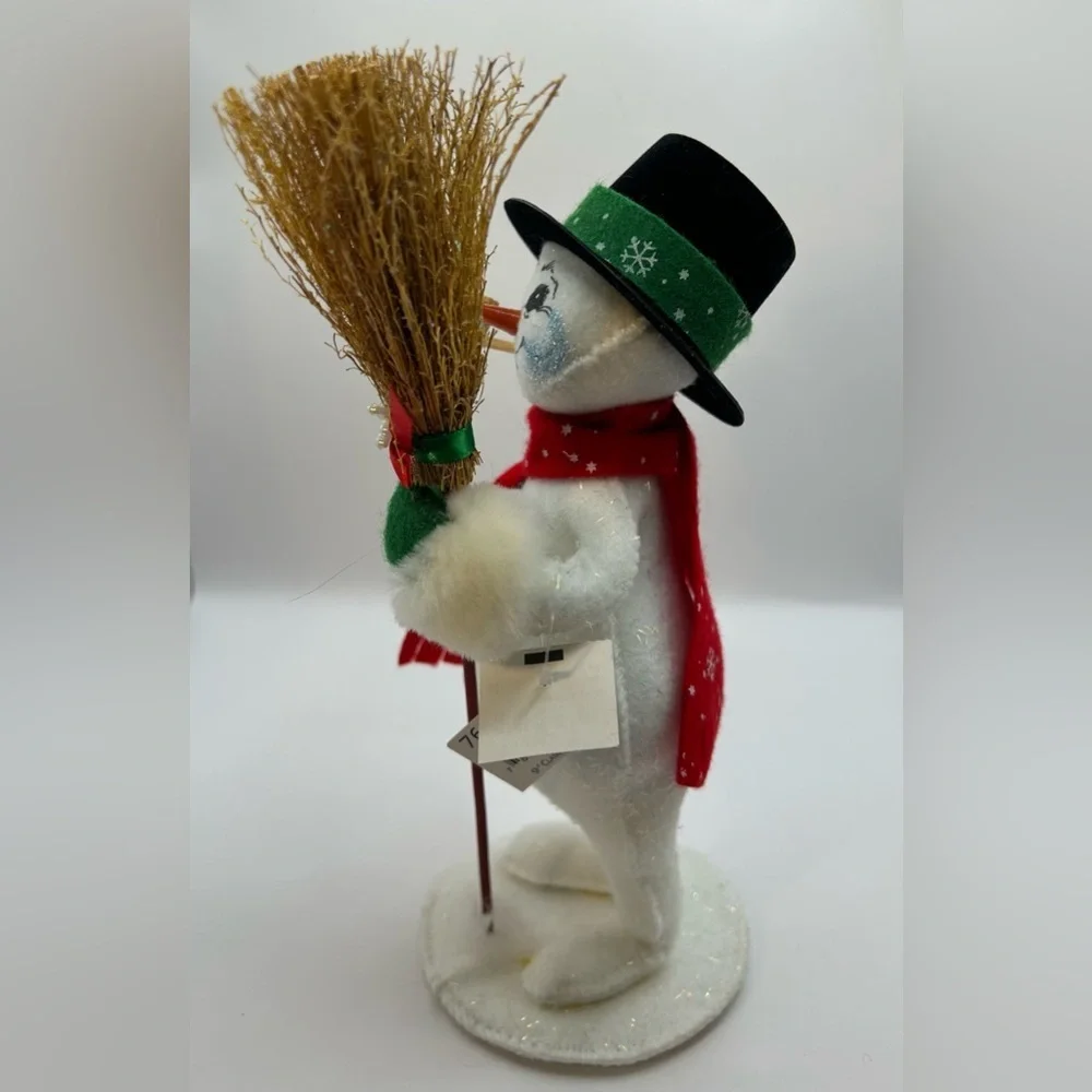 Annalee Classic Christmas Snowman with broom. 2007. Holiday